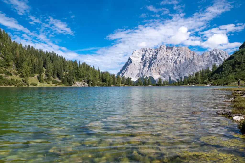 Der Seebensee im Wandergebiet Tiroler Zugspitz Arena mit Blick auf die Zugspitze. Ideal zum Wandern in Tirol mit Kindern.