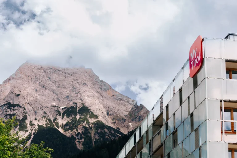 Hotel MyTirol mit Zugspitzblick